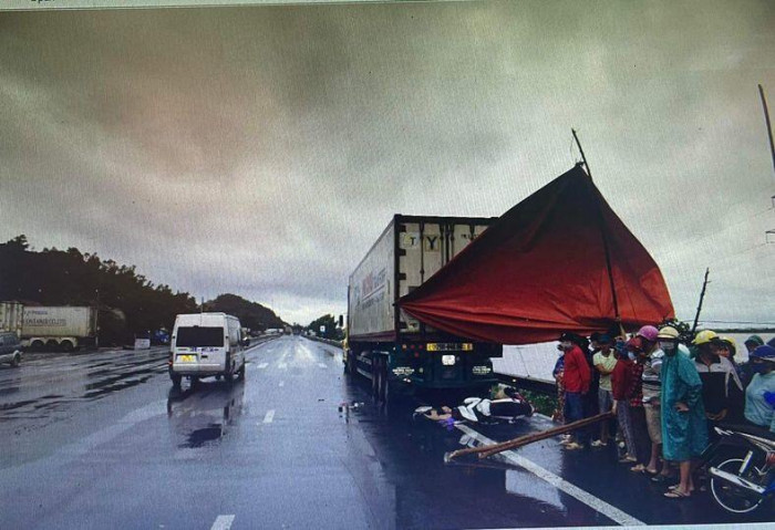 Tai nạn ở Phú Yên: Tông đuôi xe đầu kéo, hai thiếu niên tử vong thương tâm 1