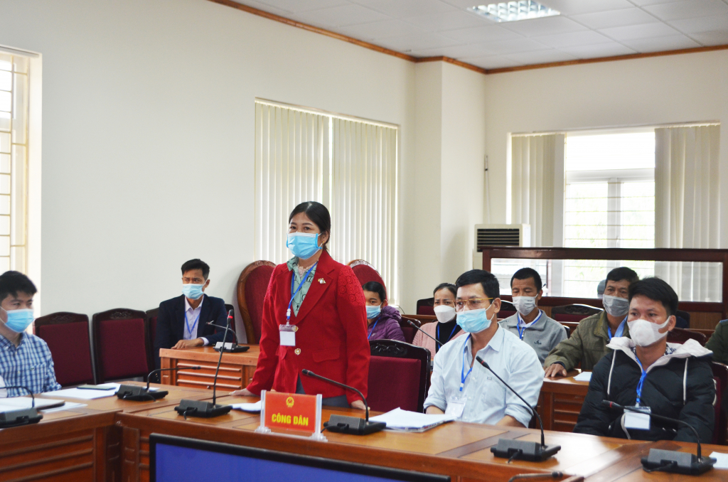 Đại diện một số hộ dân thôn Đồng Dọng trình bày nội dung kiến nghị đến Hội đồng Tiếp công dân tỉnh.