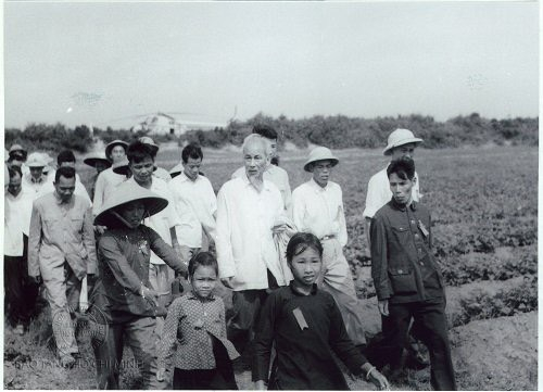 Bác Hồ đến thăm người dân Cô Tô ngày 09/5/1961. Ảnh tư liệu của Bảo tàng Hồ Chí Minh.