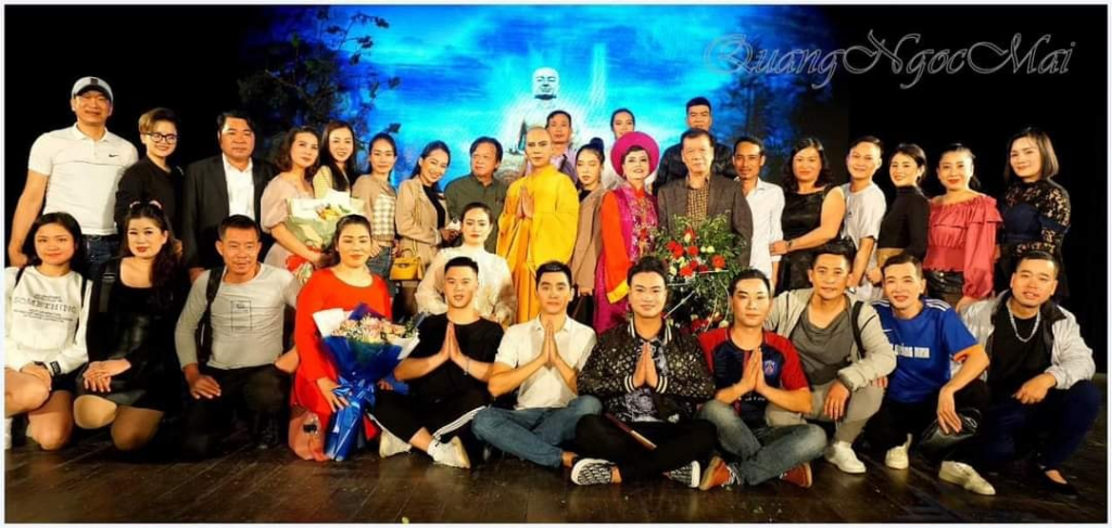 Đạo diễn, Nghệ sĩ nhân dân Trần Ngọc Giàu chụp ảnh lưu niệm cùng Đoàn Nghệ thuật Quảng Ninh.