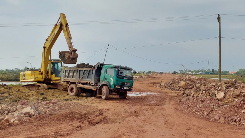 Dự án đường ven biển liên kết KKT Vân Đồn với KKT Cửa khẩu Móng Cái, đoạn từ cầu Voi đến tỉnh lộ 335, đang được đẩy nhanh thi công.