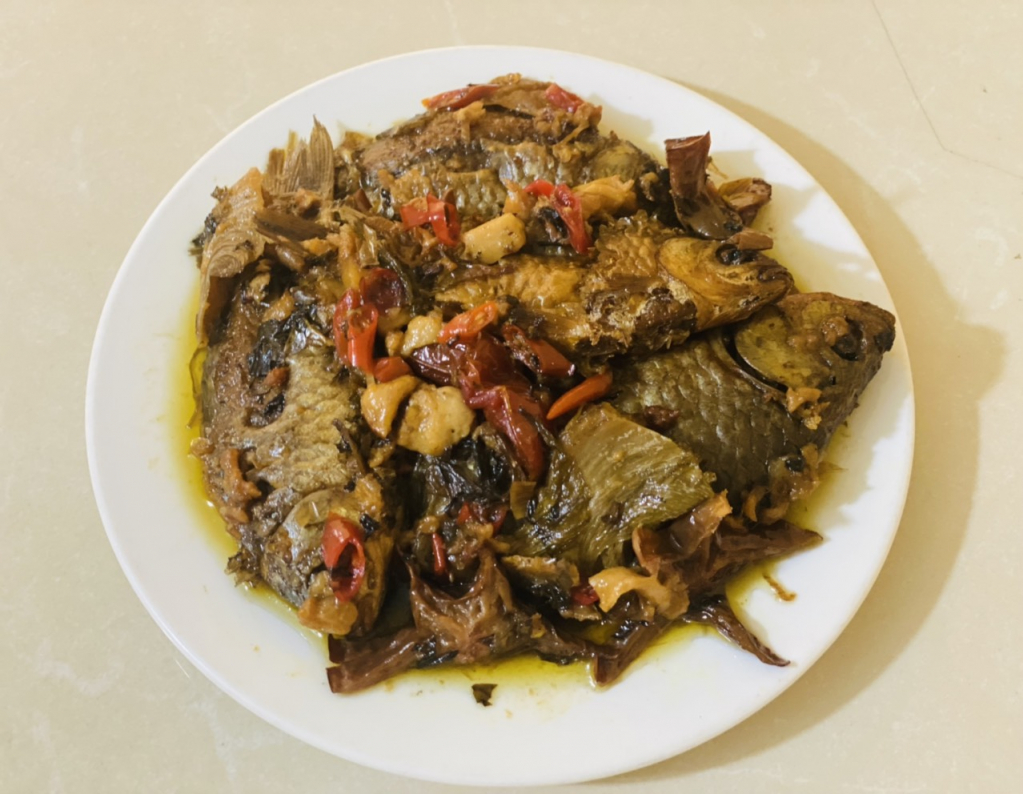 Món cá Diếc kho trám rất thích hợp dùng trong bữa cơm gia đình vào những ngày mùa đông