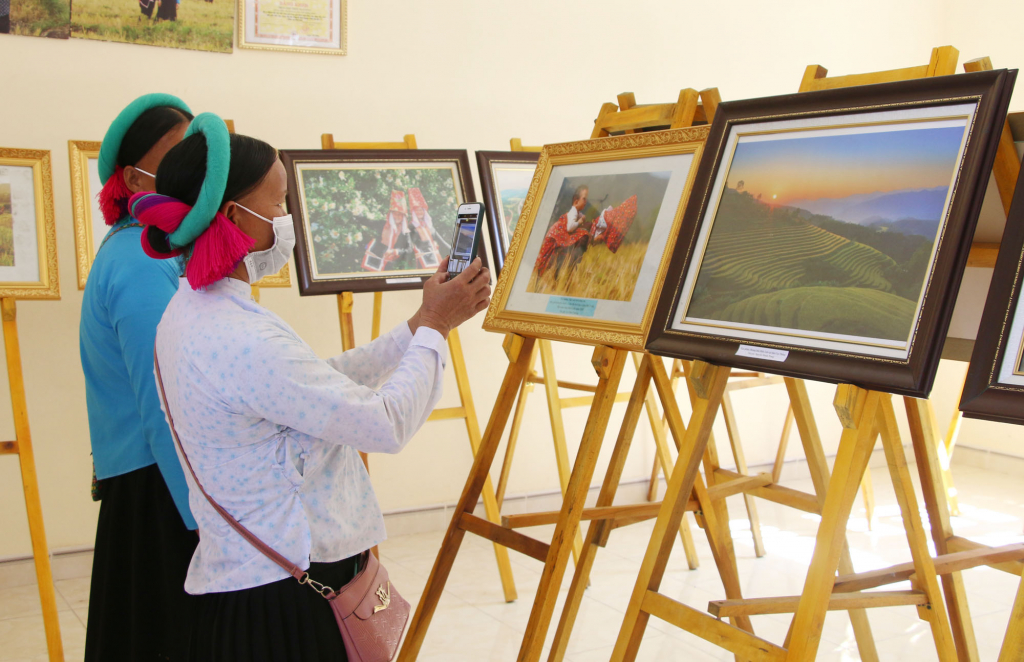 Người dân hào hứng xem triển lãm ảnh về Bình Liêu tại Hội Mùa vàng năm 2021.
