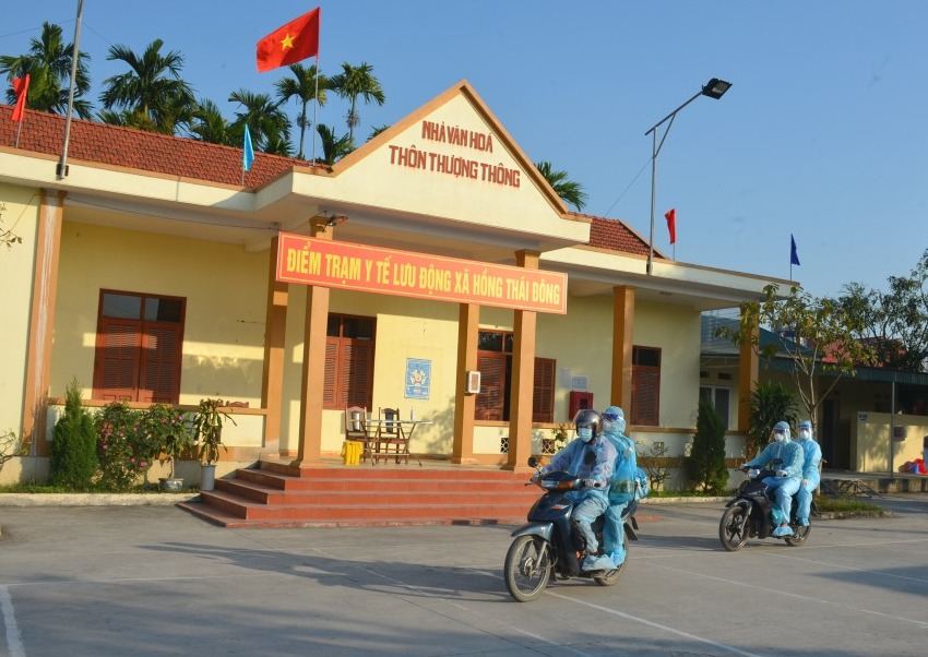  Các thành viên Trạm y tế lưu động đến hỗ trợ theo dõi sức khỏe cho các F1 ở xã Hồng Thái Đông. 