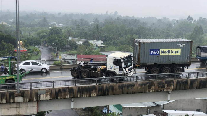 Xe container va chạm thành cầu Rạch Miễu, kẹt xe gần 2 tiếng 1