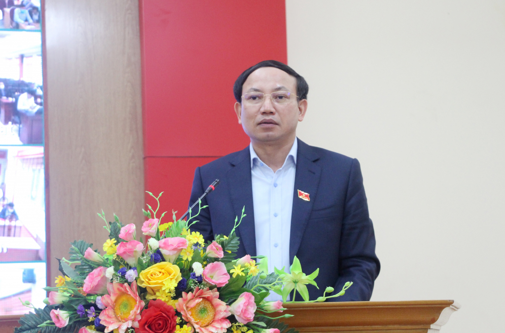 Đồng chí Nguyễn Xuân Ký, Ủy viên Trung ương Đảng, Bí thư Tỉnh ủy, Chủ tịch HĐND tỉnh, phát biểu tại buổi tiếp xúc cử tri.