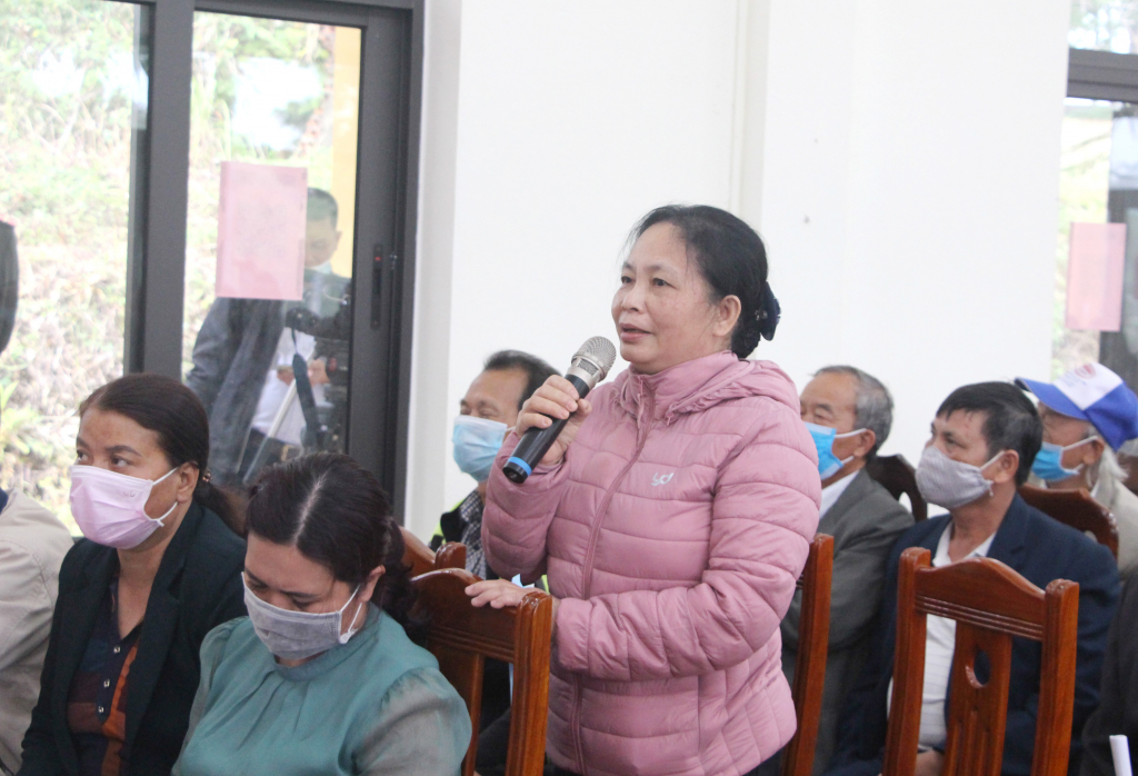 Cử tri xã Lê Lợi phát biểu ý kiến, kiến nghị tại buổi tiếp xúc.