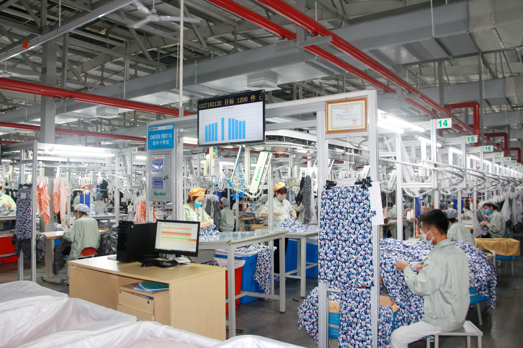 Hoạt động sản xuất, kinh doanh tại KCN Cảng biển Hải Hà vẫn được duy trì, đảm bảo an toàn, thích ứng trong trạng thái bình thường mới.