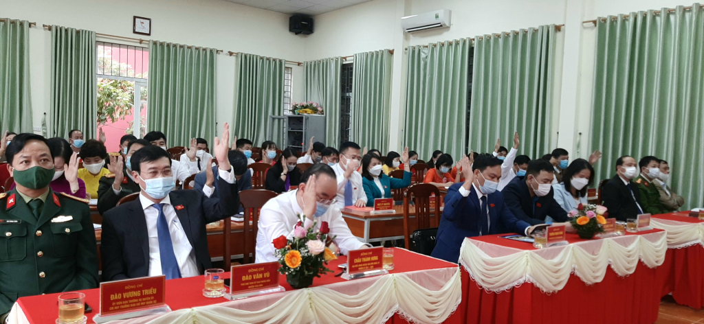 Các đại biểu biểu quyết miễn nhiệm chức danh Chủ tịch UBND huyện Vân Đồn đối với ông Trương Mạnh Hùng , do chuyển công tác khác.