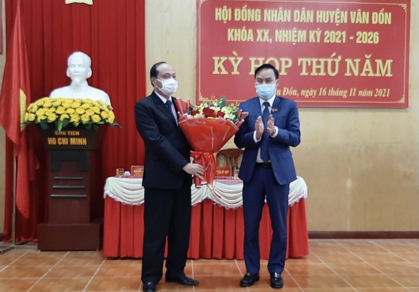 Đồng chí Trương Mạnh Hùng, Bí Thư Huyện uỷ Vân Đồn tặng hoa chúc mừng đồng chí tân Chủ tịch .