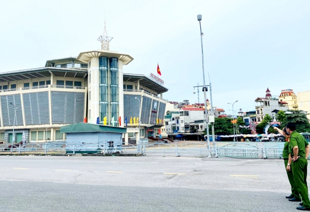 Công an phường Trần Phú vận động lắp đặt hệ thống camera an ninh tại khu vực Chợ trung tâm