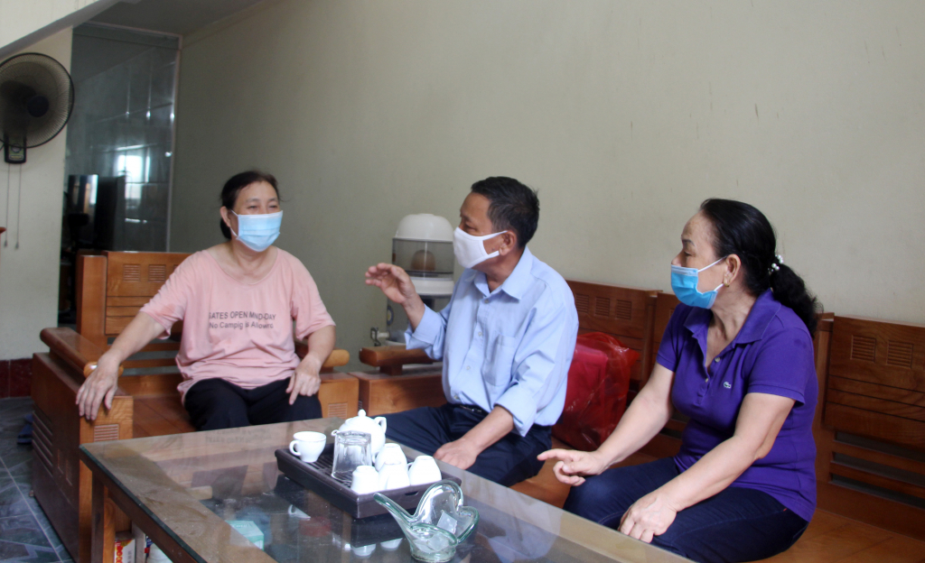 Đảng viên chi bộ khu 1, phường Cao Xanh (TP Hạ Long) tuyên truyền người dân thực hiện nghiêm các quy định phòng, chống dịch Covid-19.