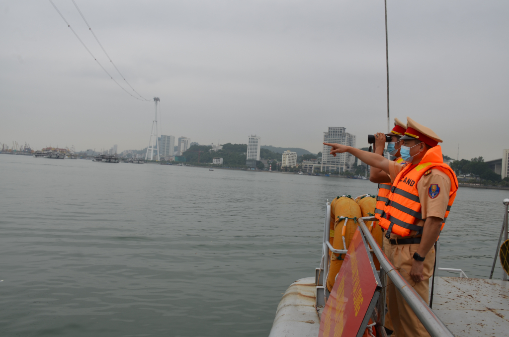 Cán bộ Đội CSGT - TT Công an TP Hạ Long quan sát phương tiện tàu thuyền tham gia giao thông trên tuyến giao thông đường thủy của thành phố.
