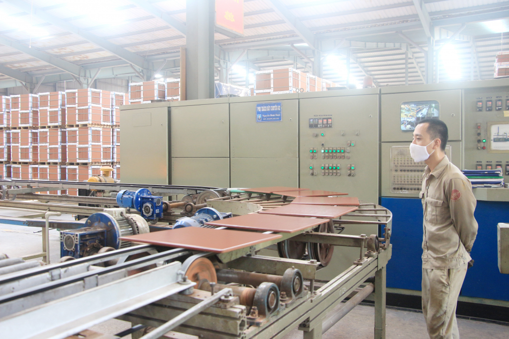 Công ty CP Gốm Đất Việt - đơn vị luôn tiên phong trong thực hiện đổi mới dây chuyền sản xuất gạch, phục vụ nhu cầu tiêu thụ trong nước và xuất khẩu.
