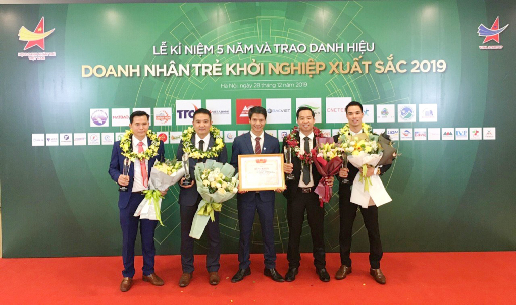 Anh Phạm Quang Tùng, Giám đốc Công ty TNHH Thanh Tùng (thứ 2 từ phải sang) được Trung ương Hội Thanh niên Việt Nam tôn vinh là 10 doanh nghiệp trẻ khởi nghiệp xuất sắc Việt Nam năm 2019.