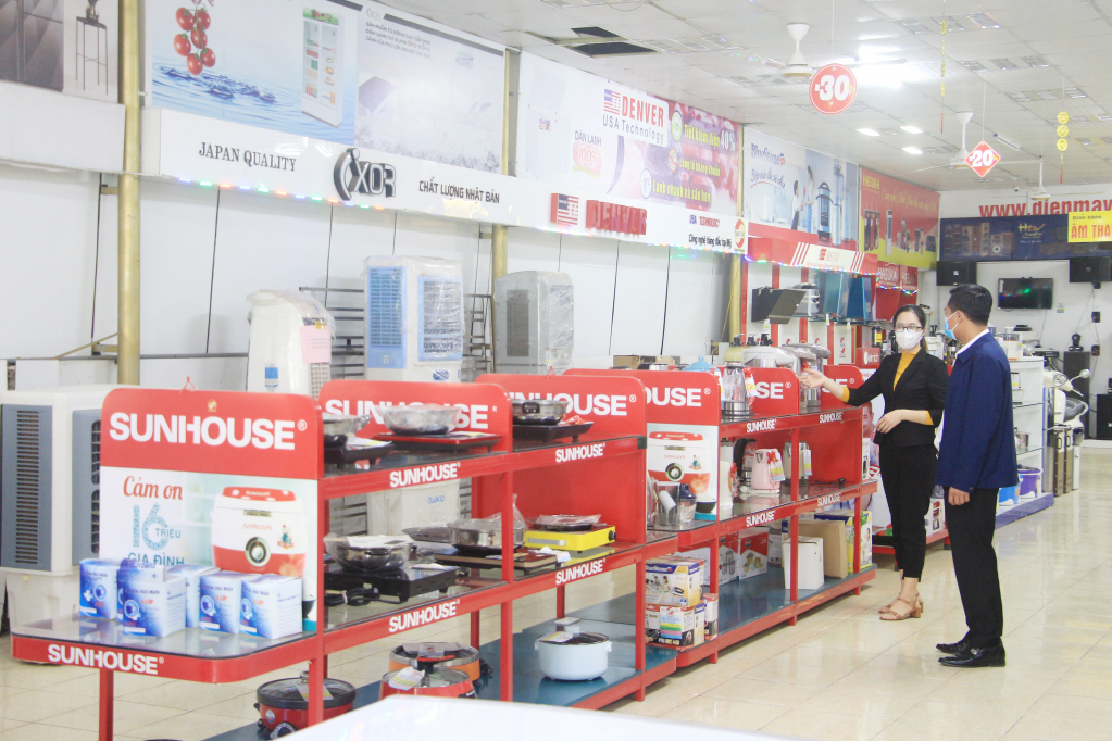 Cơ sở cửa hàng điện máy Thanh Tùng của anh Phạm Quang Tùng tại thị trấn Cái Rồng (Vân Đồn).