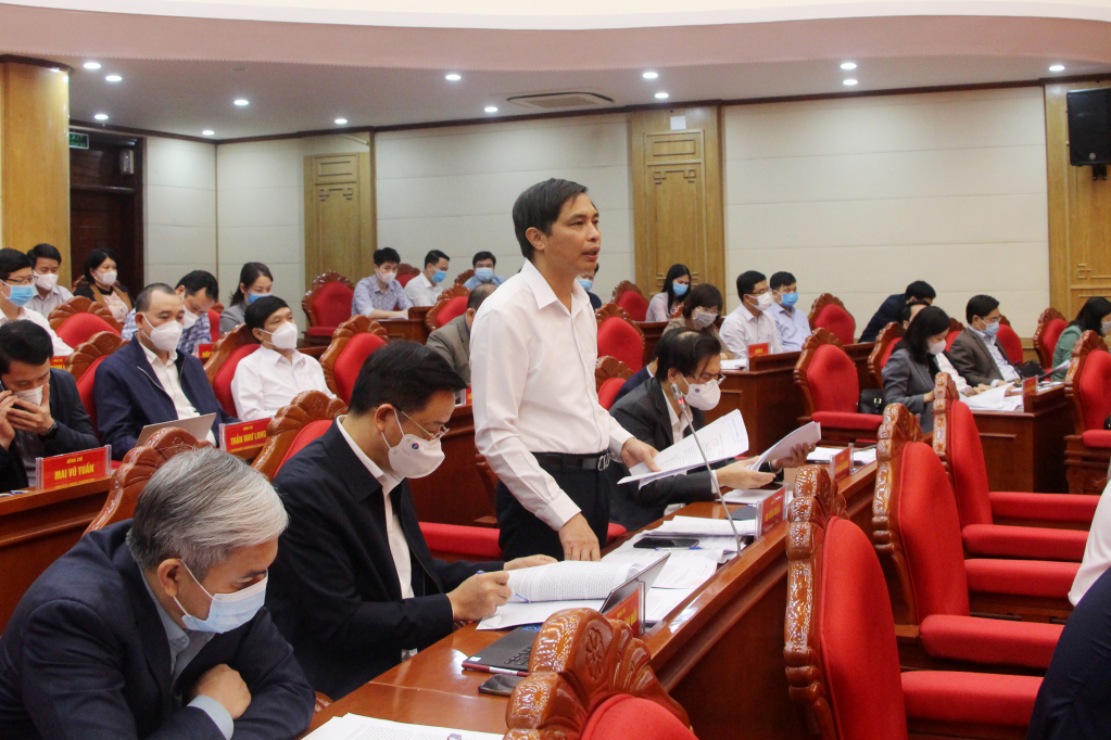 Đồng chí Vũ Văn Diện, Bí thư Thành ủy Hạ Long phát biểu tại hội nghị.