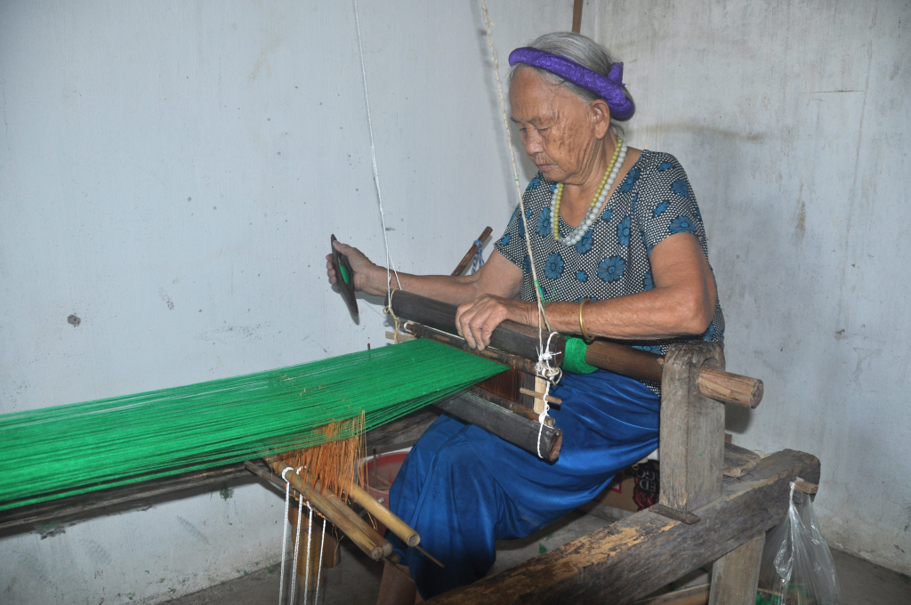 Cụ Lý Thị Chương (83 tuổi, thôn Nà Phạ, xã Tình Húc) là người duy nhất còn giữ được nghề dệt truyền thống ở huyện Bình Liêu.