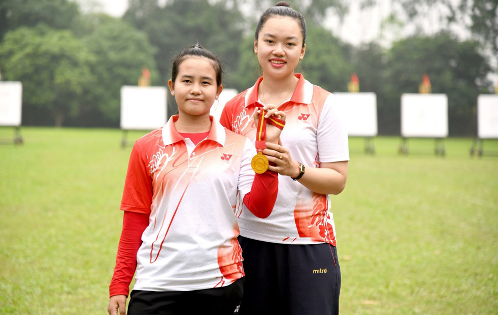 Archery athlete Chau Kieu Oanh (R) 