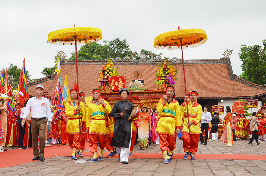 Rước kiệu trong lễ hội truyền thống Bạch Đằng. 