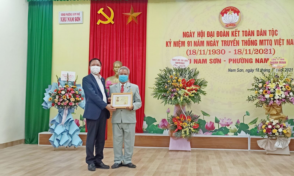 Tại Ngày hội Đại đoàn kết toàn dân tộc khu Nam Sơn, phường Nam Khê, TP Uông Bí, đồng chí Phó Bí thư Thường trực Thành ủy Uông Bí Nguyễn Chiến Thắng trao kỷ niệm chương vì sự nghiệp đại đoàn kết dân tộc cho ông Lê Quý Liên, Trưởng ban công tác Mặt trận khu.