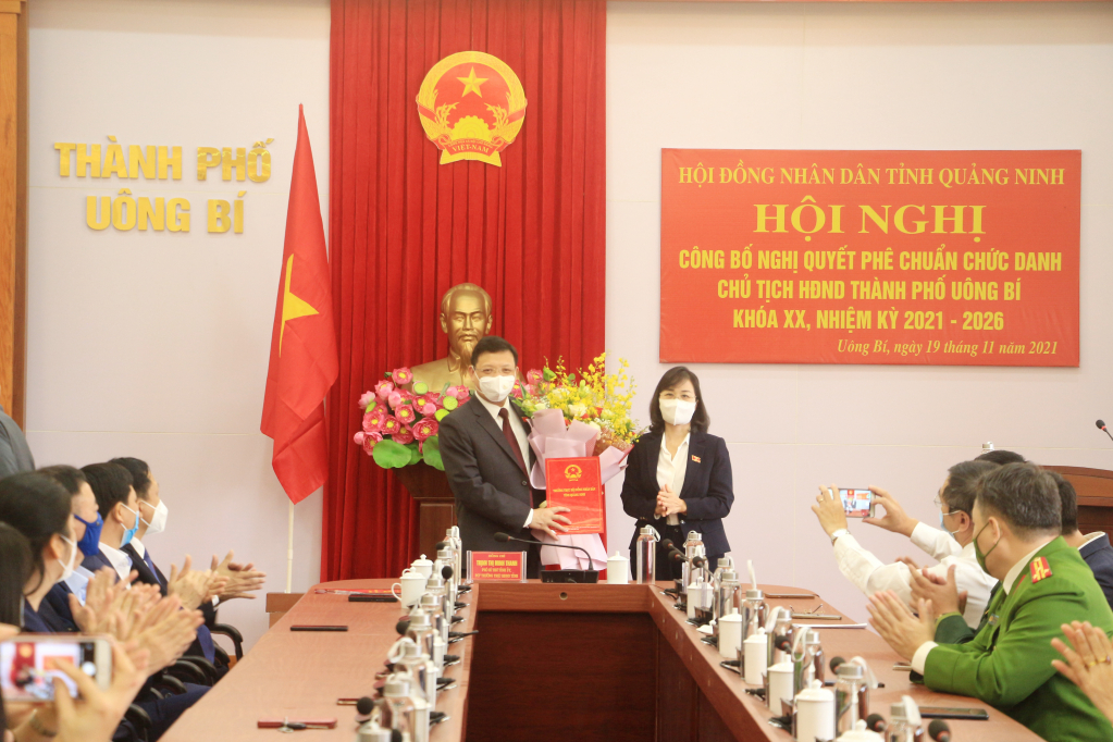Đồng chí Trịnh Thị Minh Thanh, Phó Bí thư Tỉnh ủy, Phó Chủ tịch Thường trực HĐND tỉnh, trao Nghị quyết của HĐND tỉnh cho đồng chí Nghiêm Xuân Cường.