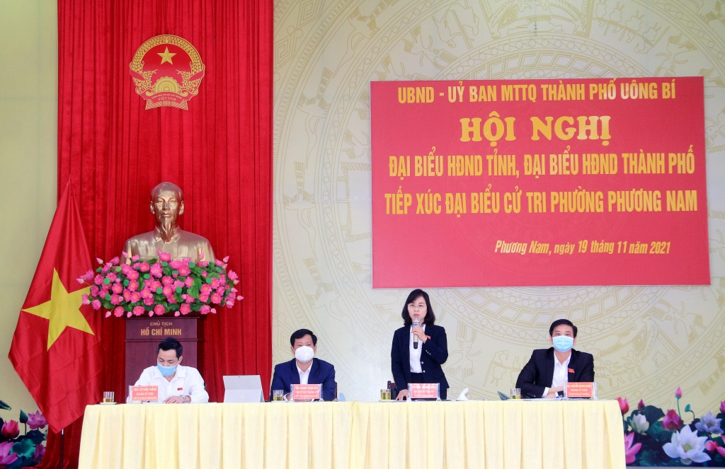Đồng chí Trịnh Thị Minh Thanh, Phó Bí thư Tỉnh ủy, Phó Chủ tịch Thường trực HĐND tỉnh, trao đổi với cử tri phường Phương Nam về những chủ trương, định hướng của tỉnh.