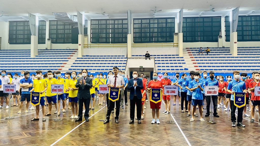 Ban tổ chức Đại hội TDTT tỉnh Quảng Ninh năm 2021 - 2022 tặng cờ cho các đoàn tham gia giải.