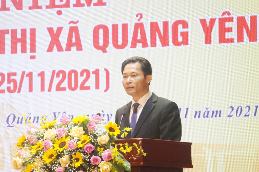 Đồng chí Hồ Văn Vịnh, Bí thư Thị ủy Quảng Yên đọc diễn văn tại lễ kỷ niệm.