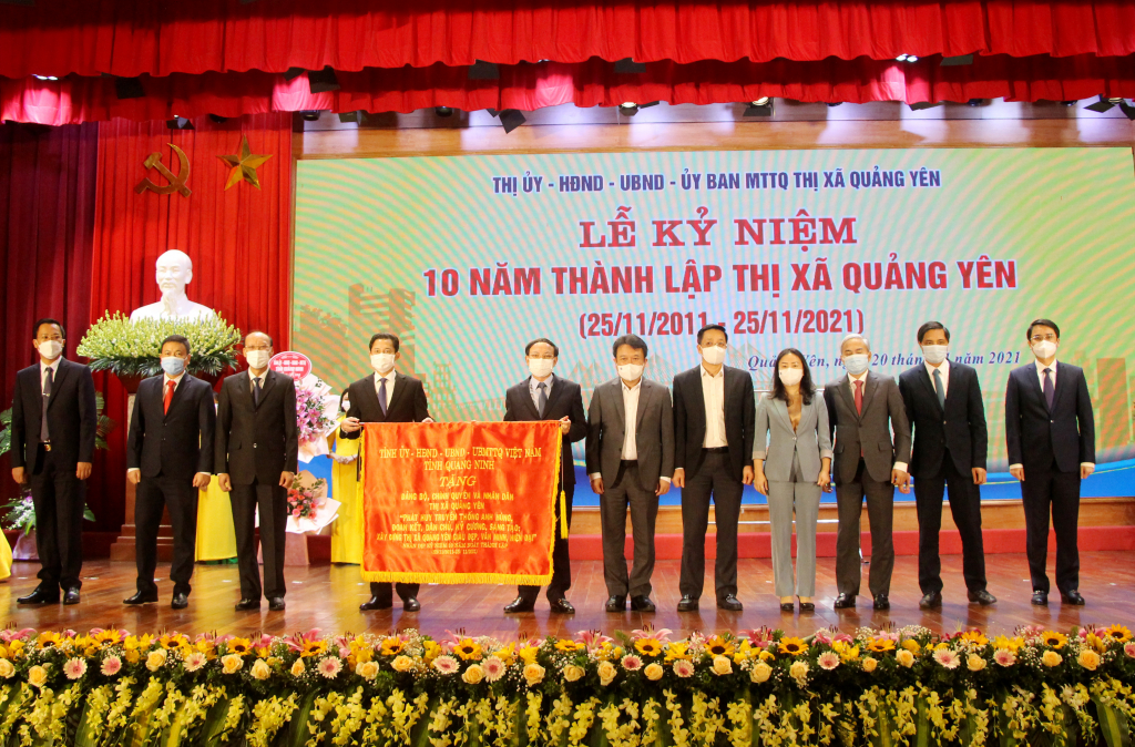 Tỉnh ủy, HĐND, UBND, Ủy ban MTTQ tỉnh đã tặng Bức trướng cho Đảng bộ, chính quyền và nhân dân TX Quảng Yên.