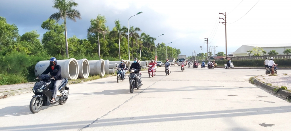 Nhiều phương tiện tham gia giao thông trong KCN Việt Hưng giờ cao điểm.