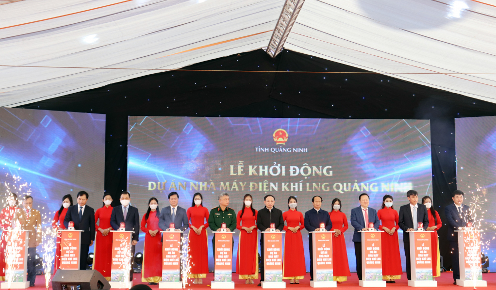 Các đồng chí lãnh đạo Trung ương, tỉnh Quảng Ninh và chủ đầu tư dự án bấm nút khởi động Dự án Nhà máy Điện khí LNG Quảng Ninh