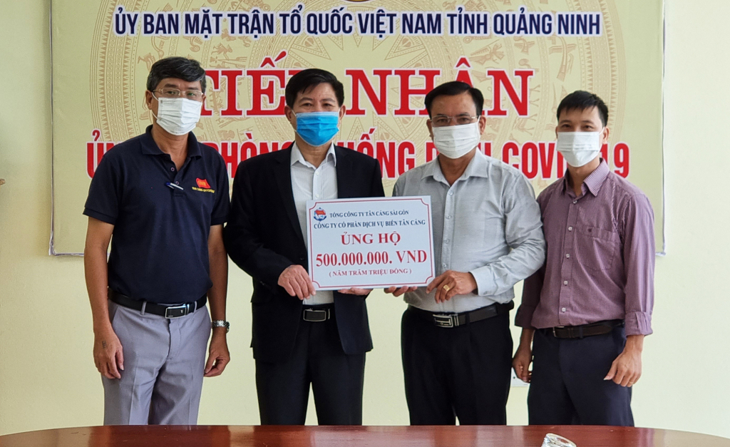 Đại diện doanh nghiệp Đại diện Công ty CP Dịch vụ biển Tân Cảng trao số tiền 500 triệu đồng ủng hộ Quỹ Phòng, chống dịch bệnh COVID-19 của tỉnh.