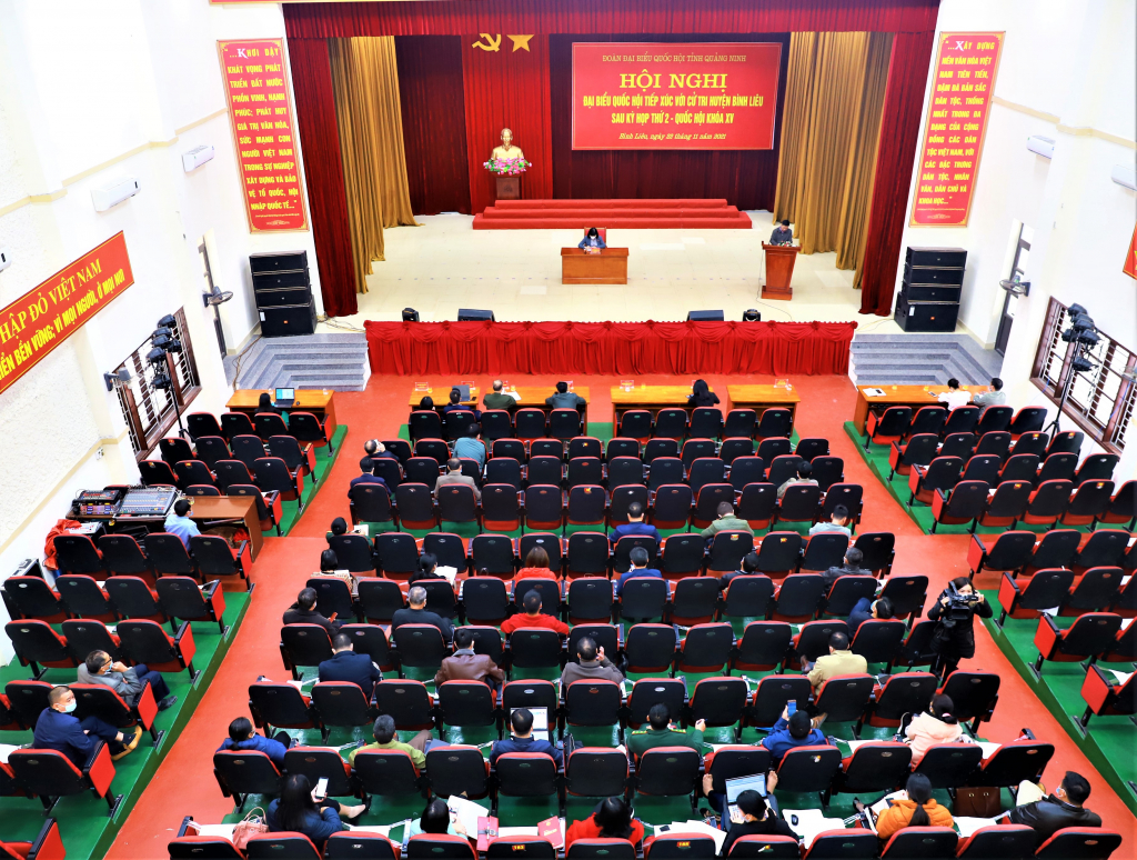 Quang cảnh hội nghị tiếp xúc cử tri tại Bình Liêu.