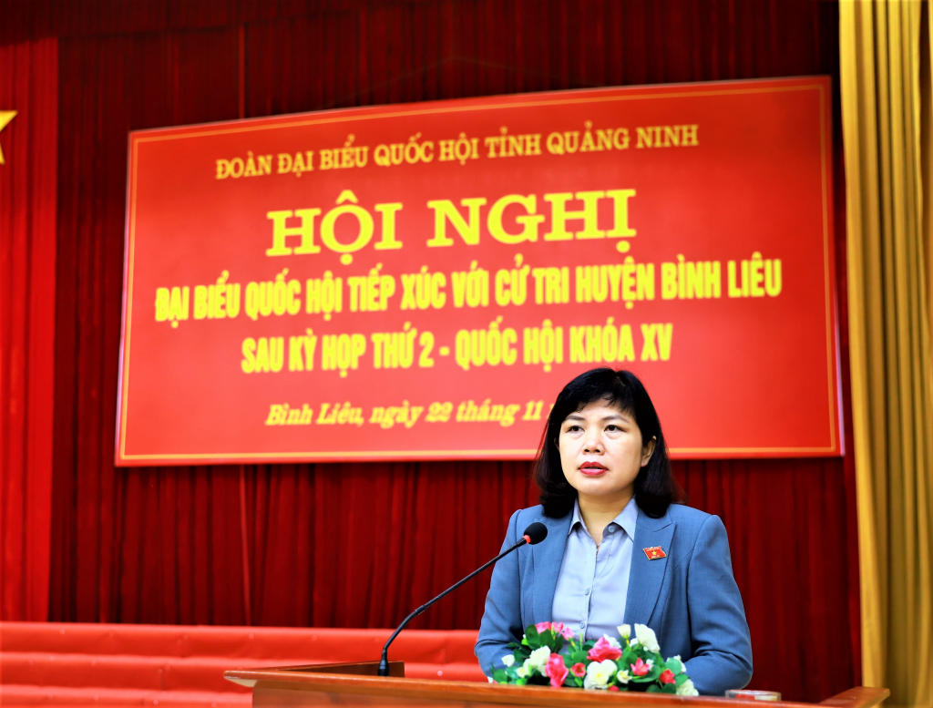 Đồng chí Nguyễn Thị Thu Hà, Phó Trưởng Đoàn ĐBQH tỉnh Quảng Ninh đã báo cáo với cử tri Bình Liêu kết quả kỳ họp thứ 2, Quốc hội khoá XV.