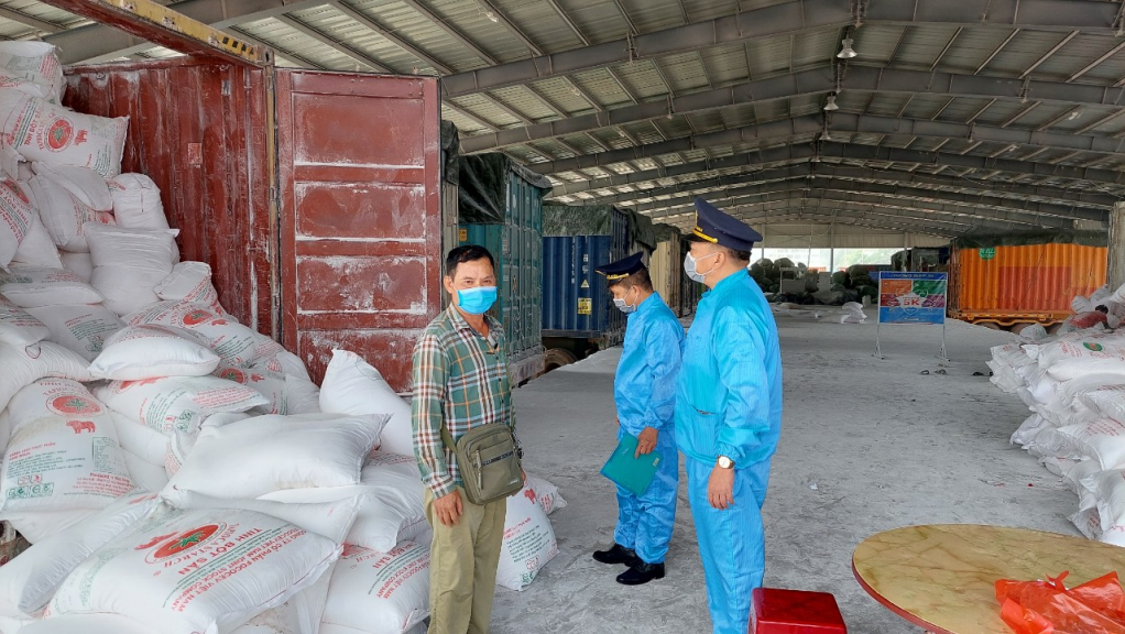 Mong Cai Border Gate Customs inspects the export of goods through the opening of the Km3+4 Hai Yen temporary pontoon bridge.