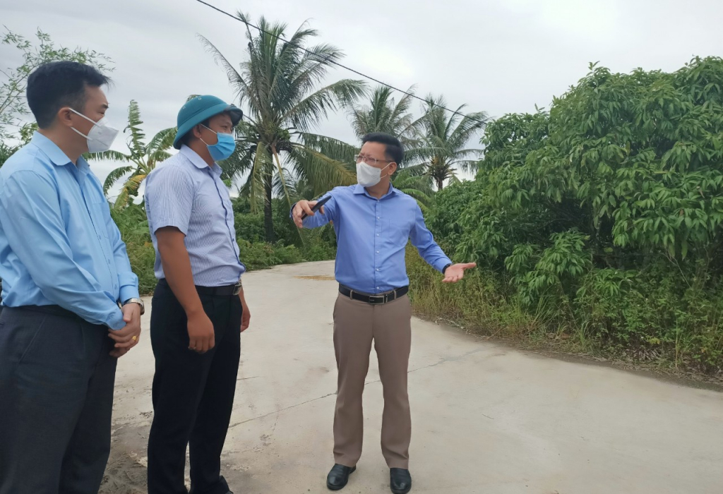 Nguyễn Việt Dũng, Chủ tịch Hội Nông dân tỉnh, Phó Thủ trưởng cơ quan khối tỉnh  (bên phải ảnh) nắm tình hình GPMB ở phường Phương Nam, TP Uông Bí.