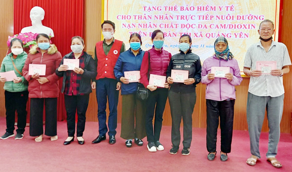 Đại diện Hội CTĐ tỉnh trao tặng thẻ BHYT cho thân nhân đang trực tiếp nuôi dưỡng nạn nhân chất độc da cam/dioxin trên địa bàn TX Quảng Yên.