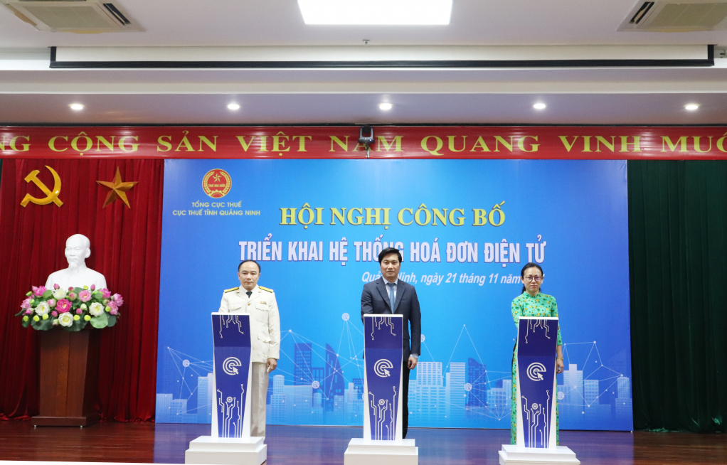 Chairman of the Provincial People's Committee Nguyen Tuong Van and leaders of relevant departments kick-started e-invoicing system in Quang Ninh.