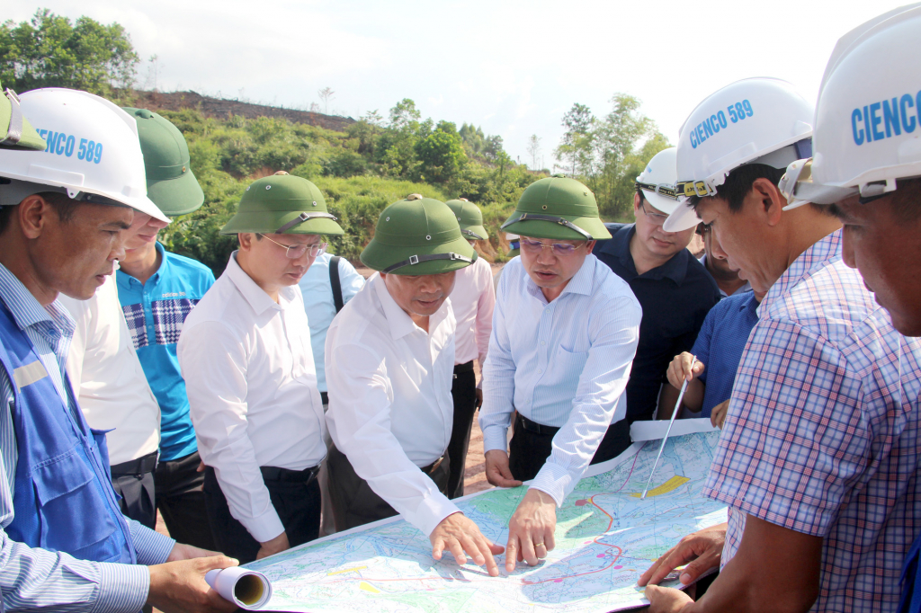 Đồng chí Nguyễn Xuân Ký, Bí thư Tỉnh ủy, Chủ tịch HĐND tỉnh kiểm tra công tác GPMB tại huyện Tiên Yên, tháng 7/2020. Ảnh: Thu Chung