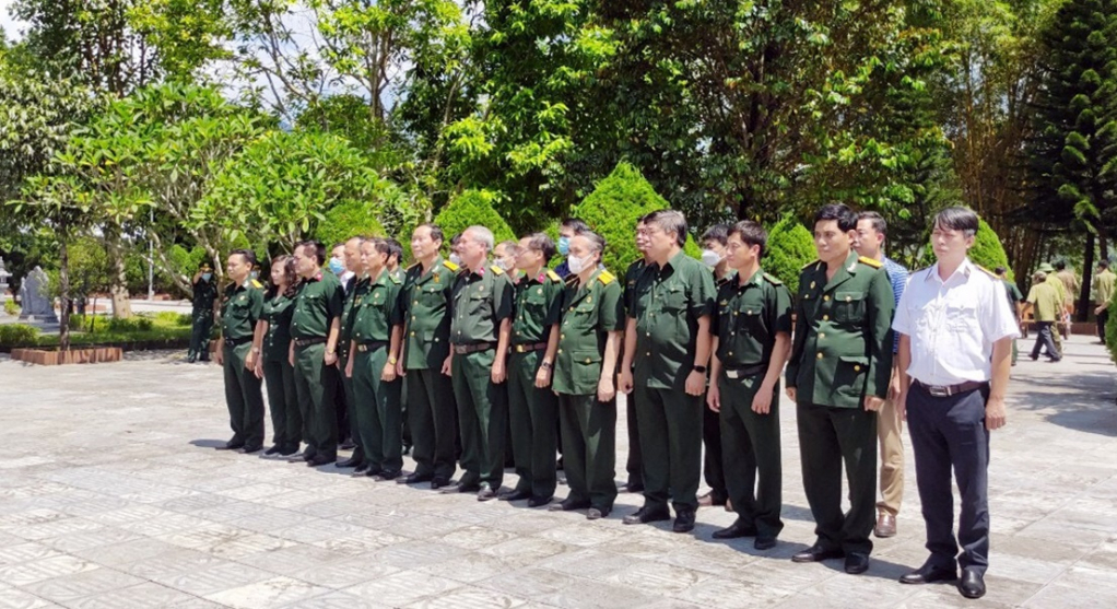Hội CCB Khối các cơ quan tỉnh tổ chức dâng hương tại Khu tưởng niệm các anh hùng liệt sĩ Pò Hèn (TP Móng Cái) tháng 7/2021.