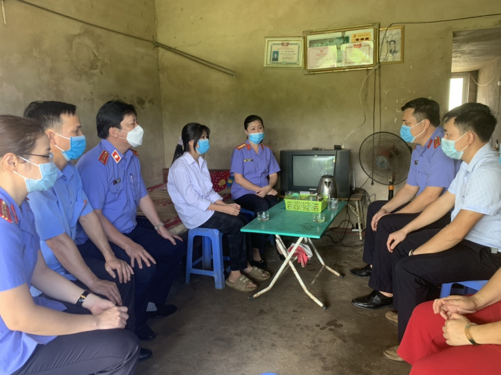 Lãnh đạo VKSND tỉnh thăm hỏi, động viên, nhận đỡ đầu đối với học sinh có hoàn cảnh khó khăn trên địa bàn huyện Ba Chẽ.
