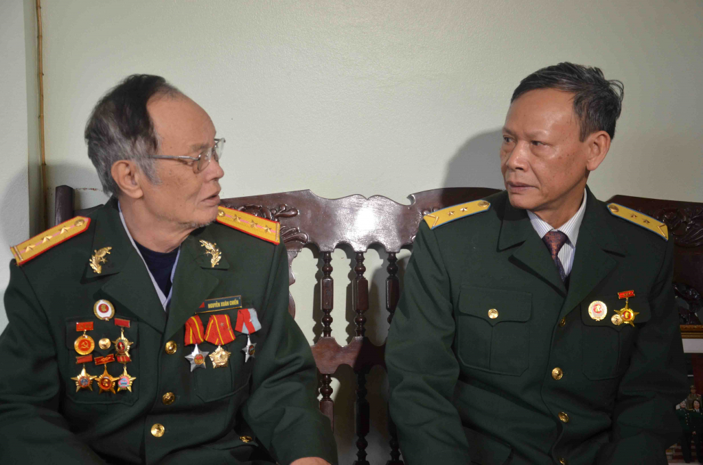 Cựu chiến binh Lưu Văn Quý ̣bên phải và đồng đội Binh đoàn Than năm xưa.