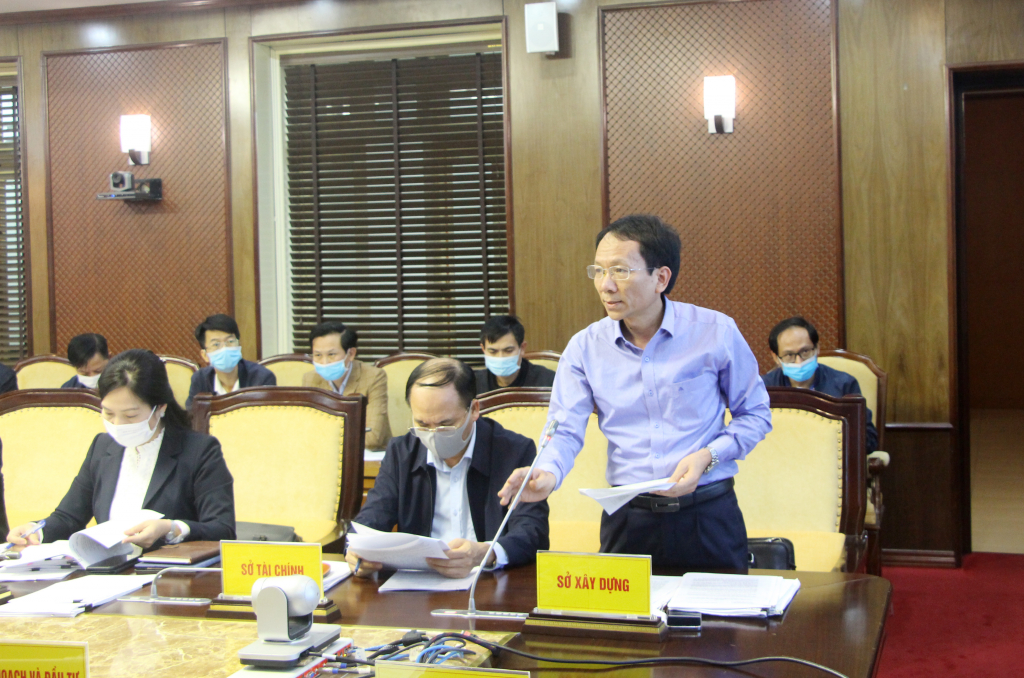 Đồng chí Nguyễn Mạnh Tuấn, Giám đốc Sở Xây dựng, báo cáo tại hội nghị.