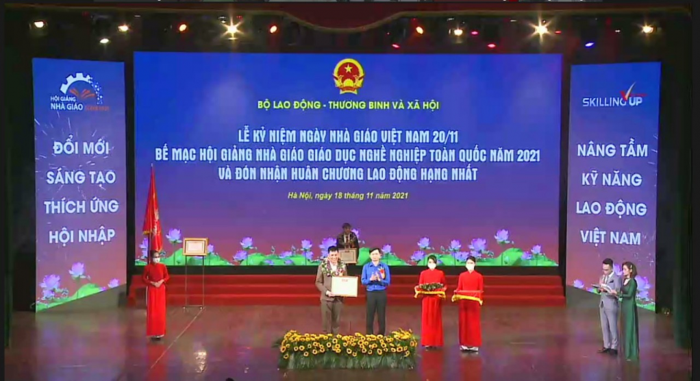 Nhà giáo Đỗ Văn Doanh, Trường Cao đẳng Y tế Quảng Ninh đoạt giải Nhì và giải thưởng nhà giáo trẻ có thành tích xuất sắc của Trung ương Đoàn Thanh niên cộng sản Hồ Chí Minh.