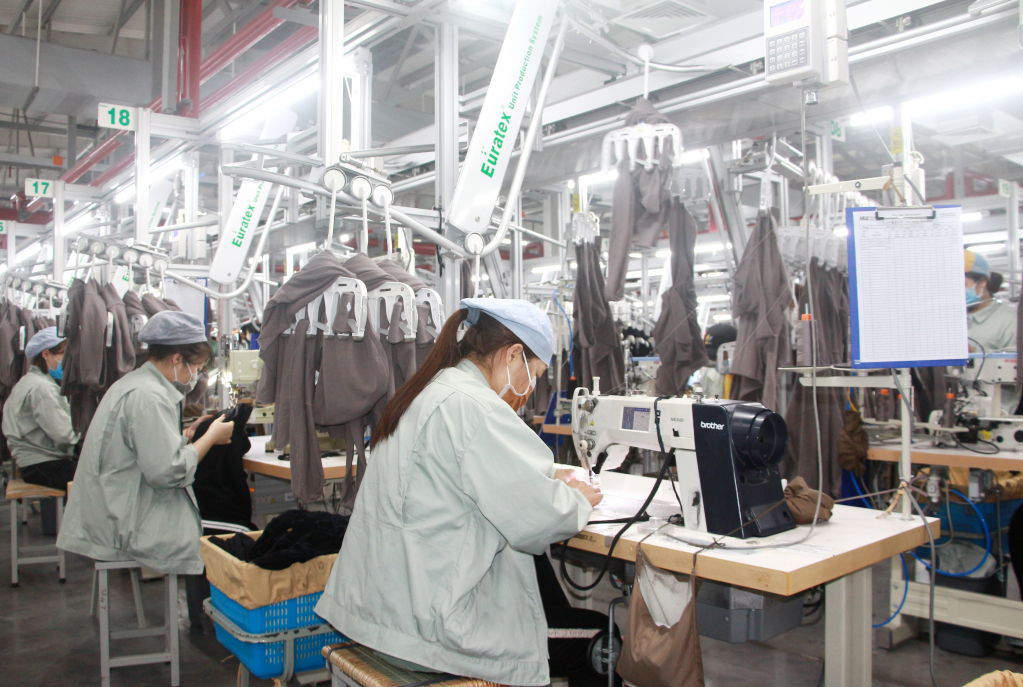Sản xuất sản phẩm dệt may tại Công ty TNHH May mặc Hoa Lợi Đạt (Việt Nam).