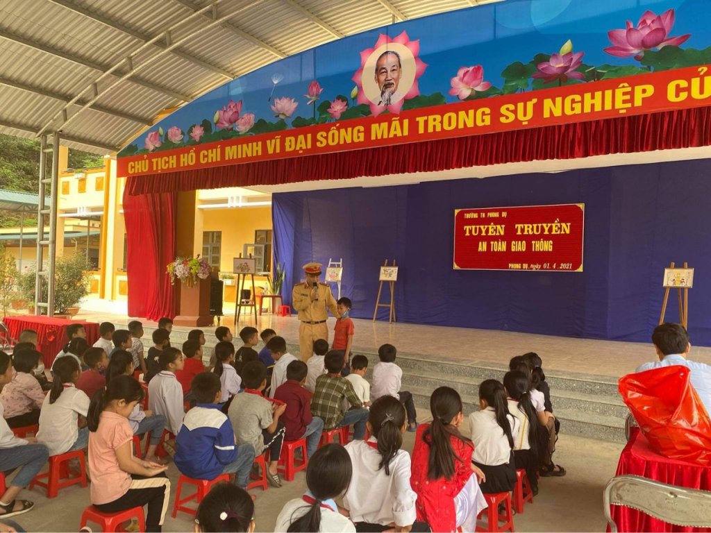 Công an huyện Tiên Yên tổ chức ngoại khóa tuyên truyền ATGT cho hơn 170 cán bộ, giáo viên và học sinh trường Tiểu học Phong Dụ.