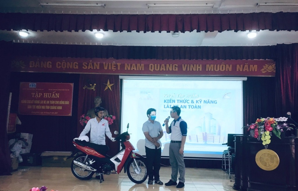 Công an huyện Tiên Yên phối hợp với Ban ATGT tỉnh, Công ty Honda Việt nam tổ chức tập huấn nâng cao kỹ năng lái xe an toàn cho bà con là người DTTS.