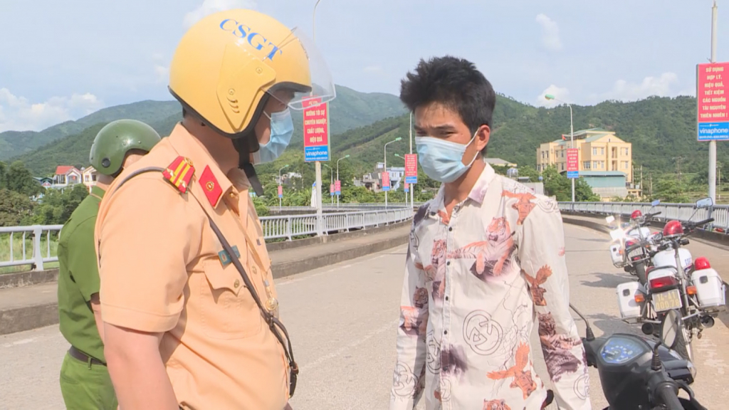 Lực lượng CSGT huyện Bình Liêu vừa kiểm tra xử lý vi phạm ATGTvừa kết hợp với việc tuyên truyền cho nhân dân nâng cao ý thức khi tham gia giao thông. Ảnh: Nguyễn Khánh (CTV).
