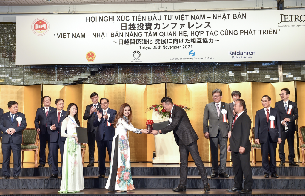 Prime Minister Pham Minh Chinh witnesses the signing ceremony of 44 cooperative agreements worth US$ multi-billion between Viet Nam and Japan at the Viet Nam-Japan investment promotion conference, Tokyo, Japan, November 25, 2021